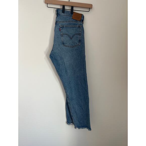 Levi Wedgie Fit  Straight Leg Distressed Ankle Jeans - Picture 5 of 6